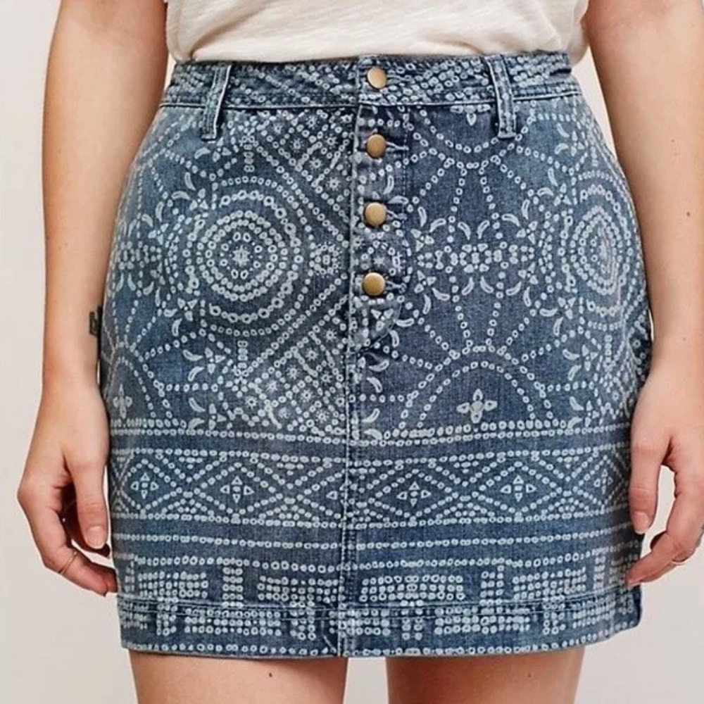 Free people button Jean blue mini skirt with spiral print midrise - size 0